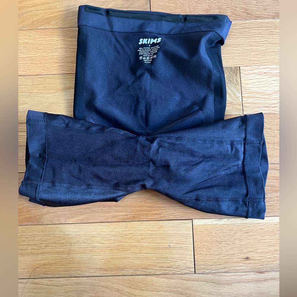 SKIMS High waisted bonded short - Picture 5 of 6